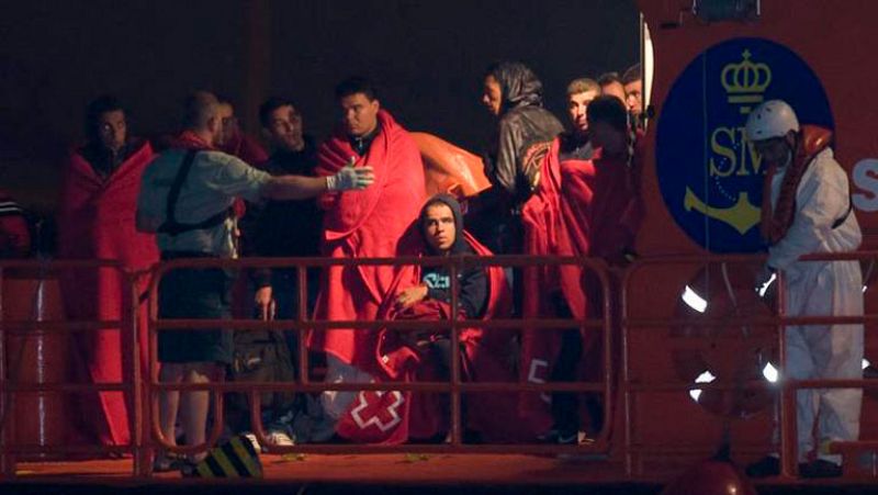 La llegada de inmigrantes en cayucos a las costas españolas baja un 30% en 2012