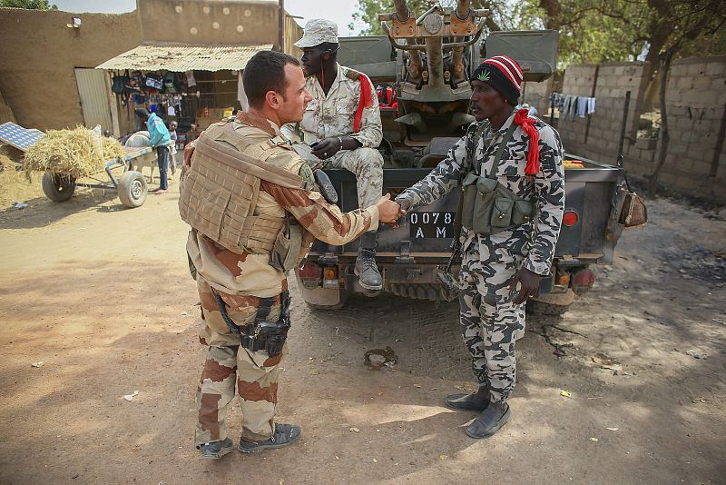 Los islamistas se atrincheran al noreste de Mali, mientras Tombuctú sigue sin agua y electricidad