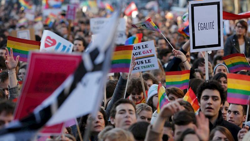 Decenas de miles de personas marchan en París en defensa del matrimonio homosexual