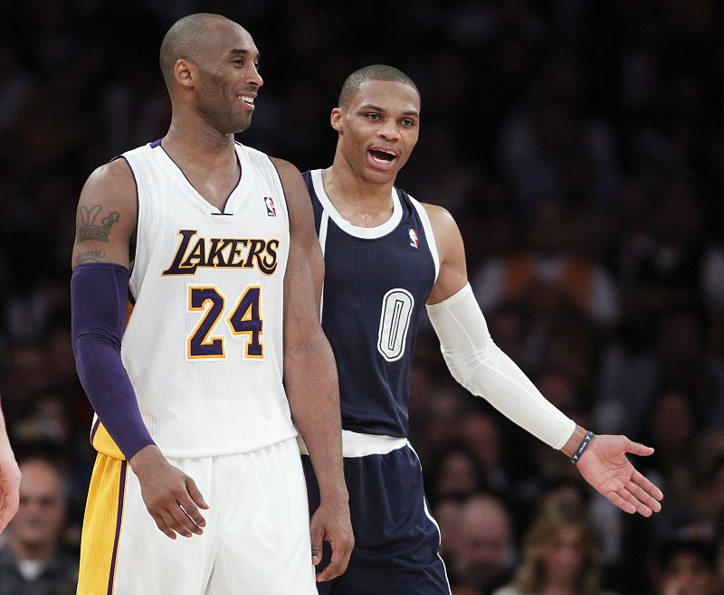 Los Lakers vuelven a ganar gracias al Bryant más generoso