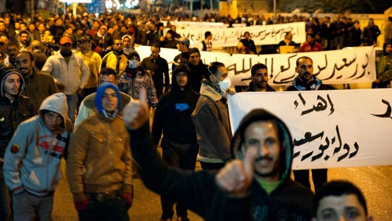 Los egipcios desafían el toque de queda y siguen protestando en las calles