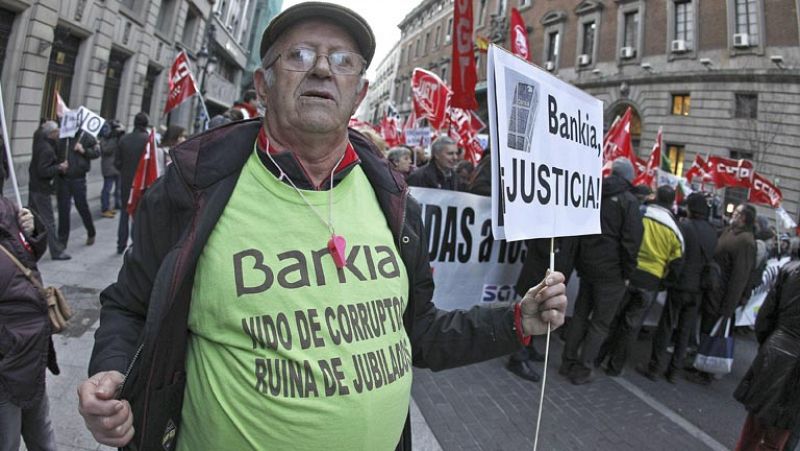 El Gobierno y el PSOE acuerdan un mecanismo de arbitraje para afectados por las preferentes