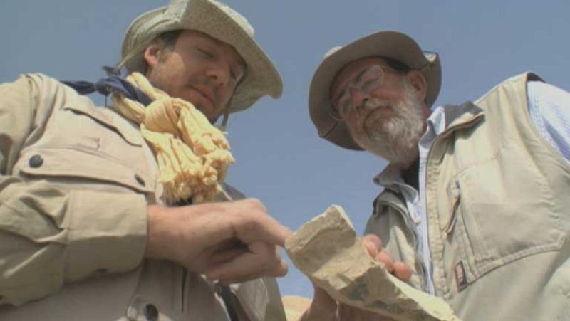 Un equipo español  del CSIC halla la tumba intacta de un niño de hace 3.550 años en Luxor