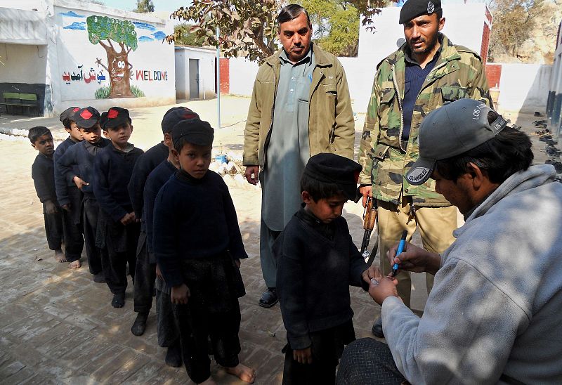 Mueren en un atentado otros dos vacunadores contra la polio en Pakistán