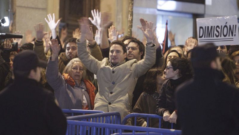 Un millar de personas protesta ante Génova y pide que Rajoy explique los presuntos sobresueldos