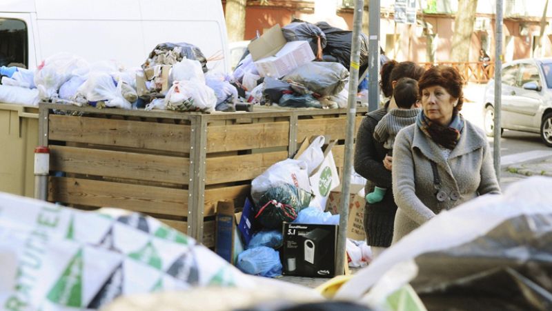 Casi 4.500 toneladas de basura se acumulan en las calles de Sevilla