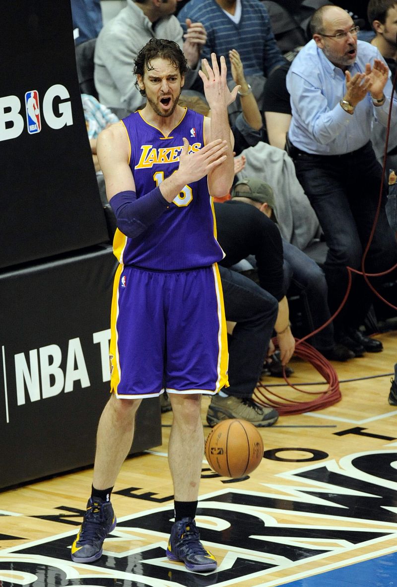 Gasol se erige como el héroe de los Lakers ante los Pistons, que jugaron sin Calderón
