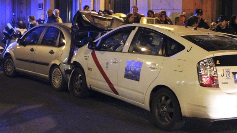 Un muerto y dos heridos graves tras atropellarles un taxista que invadió la acera en Madrid