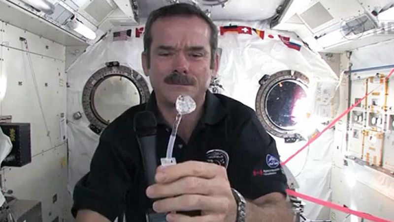 ¿Cómo se lavan las manos los astronautas en el espacio?