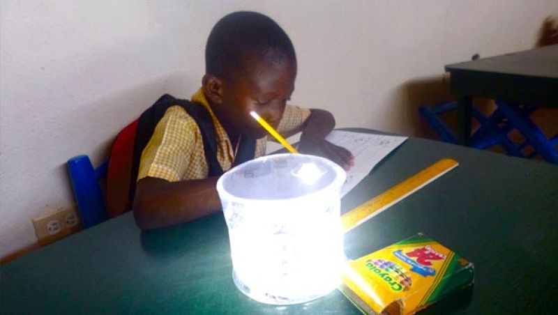 Una lámpara hinchable y asequible que se carga con la luz del sol