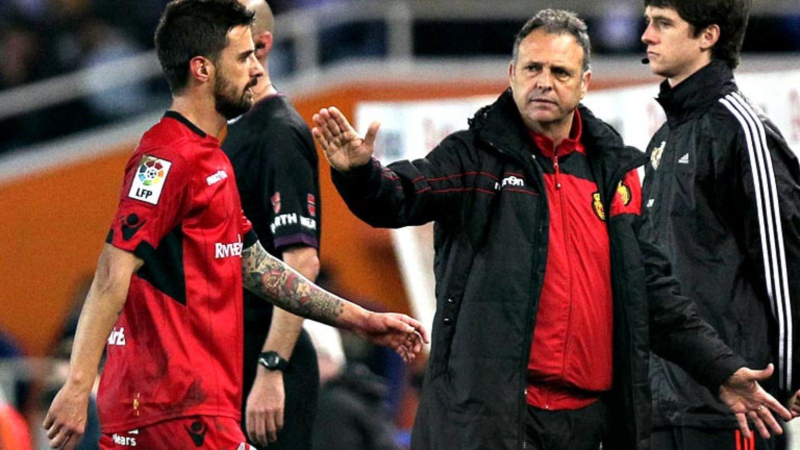 El Mallorca ha confirmado este lunes la destitución del técnico  Joaquín Caparrós, tras los malos resultados del conjunto bermellón y  la derrota sufrida este domingo ante la Real Sociedad (3-0) en la  vigésimo segunda jornada de la Liga BBVA. Caparr