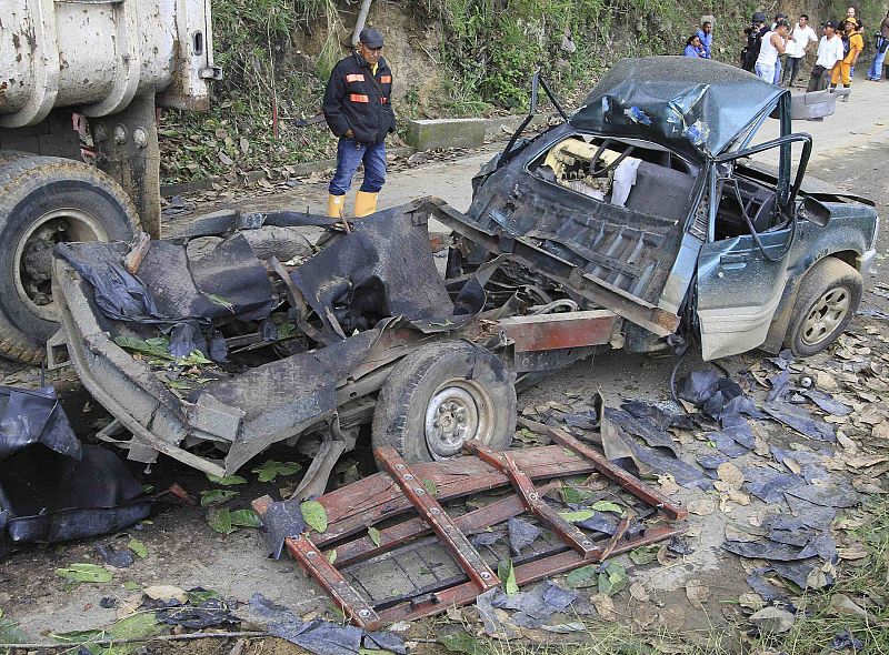 Dos muertos y dos heridos al estallar en Colombia dos coches bomba de las FARC