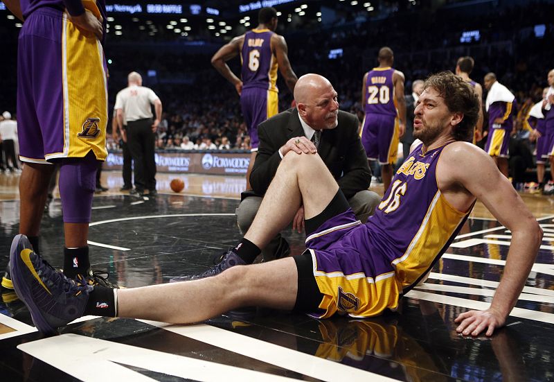 Gasol se lesiona en la victoria a domicilio de los Lakers sobre los Nets