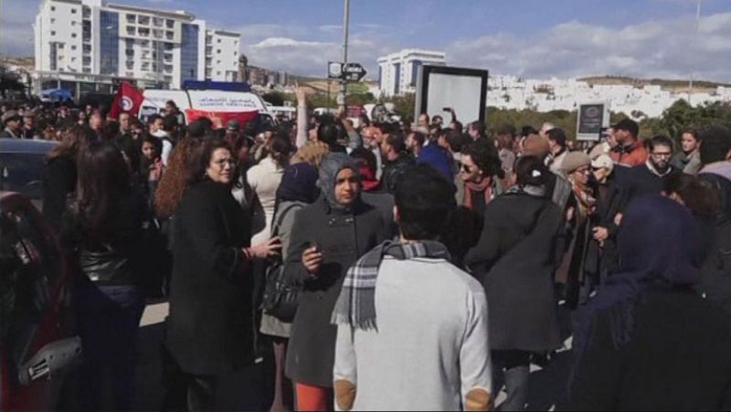 Miles de tunecinos se manifiestan contra el Gobierno tras el asesinato de un líder opositor