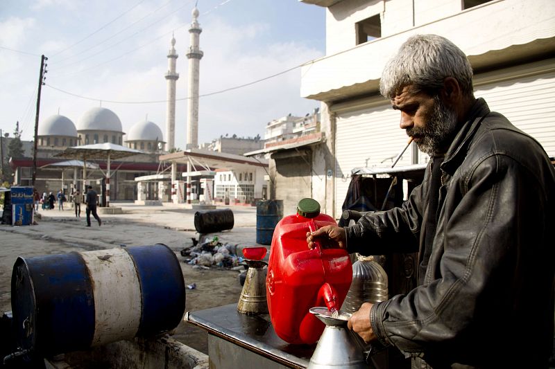 El triple drama de los carburantes en Siria: paralizada, congelada y ensangrentada