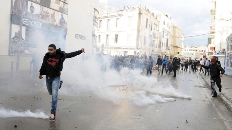 La policía dispersa a los manifestantes que pedían la dimisión del Gobierno tunecino