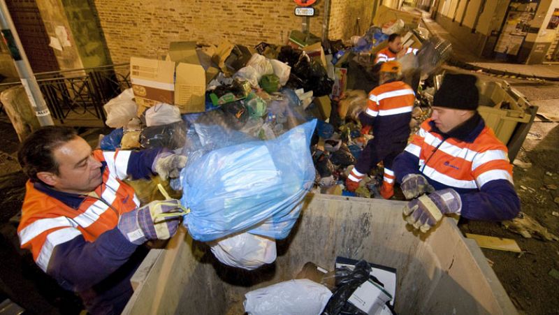 La asamblea de trabajadores de limpieza de Sevilla desconvoca la huelga de recogida de basuras