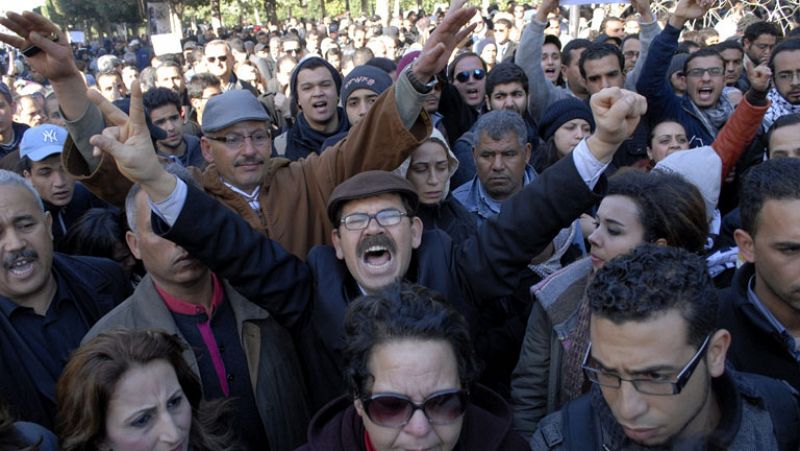 Decenas de miles de personas acuden en Túnez al funeral por el líder opositor