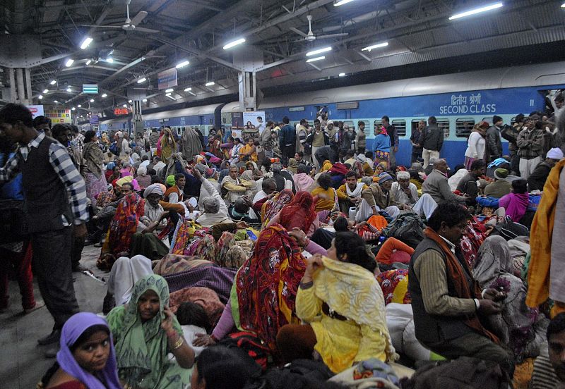 Al menos 36 muertos por estampida en una estación ferroviaria en la India