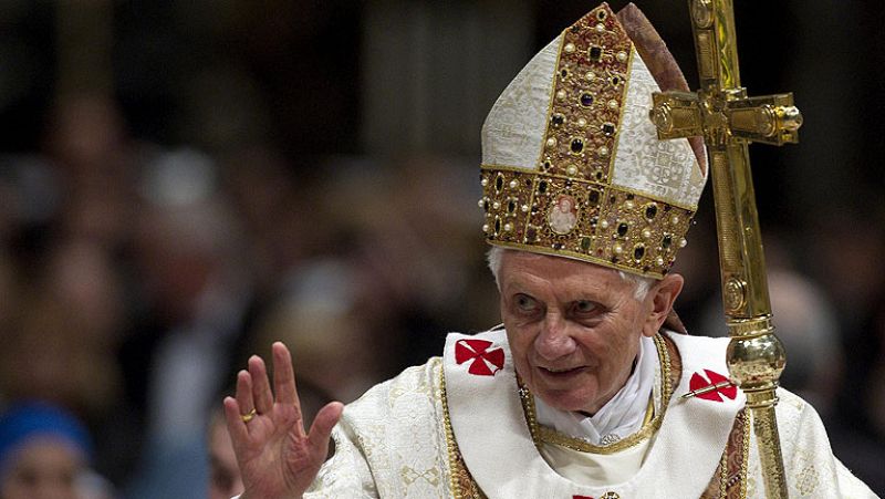 El papa decidió su renuncia hace casi un año, según el periódico del Vaticano