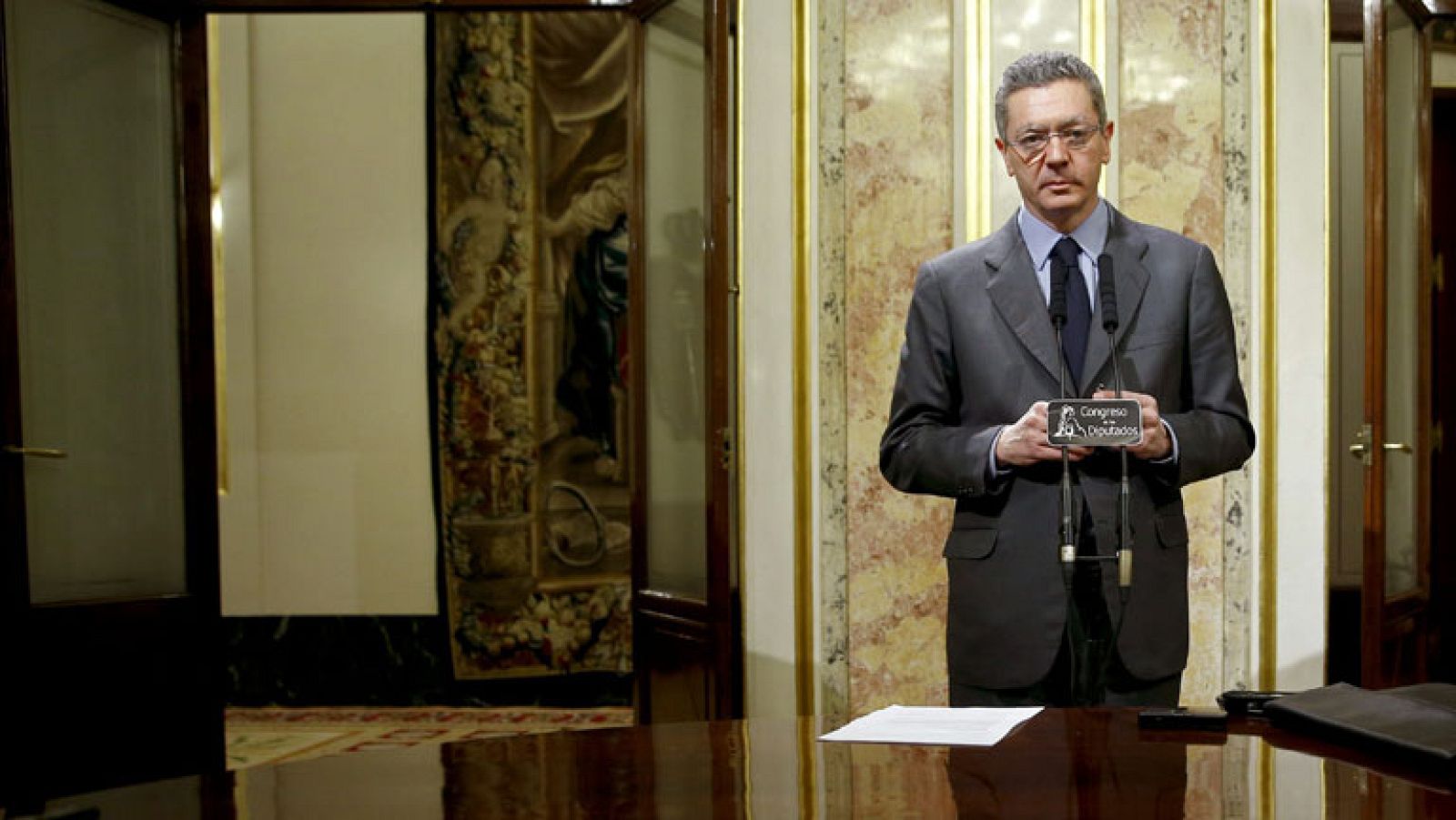 El Gobierno rebajará las tasas en primera instancia como pedía la Defensora del Pueblo - Informativo 24h | Ver