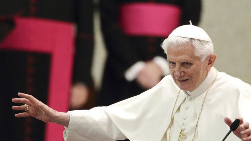 El papa dice que permanecerá "oculto al mundo" tras su renuncia y pide "renovación"