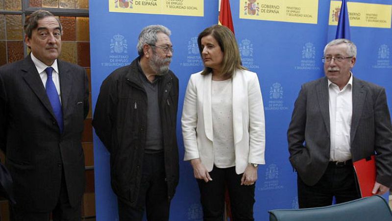 Gobierno, patronal y sindicatos pactan 100 medidas y 3.500 millones contra el paro juvenil