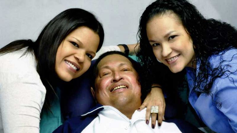 Venezuela muestra las primeras fotos de Chávez dos meses después de su operación