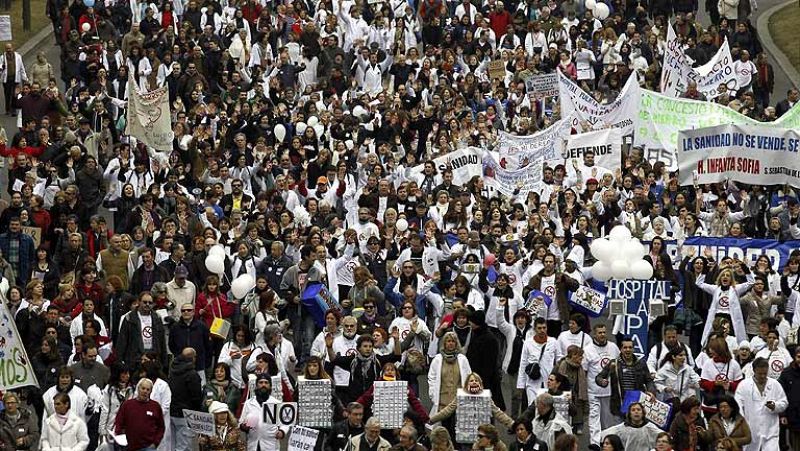 La 'marea blanca' avanza en Madrid y se extiende por 15 ciudades en defensa de la sanidad pública