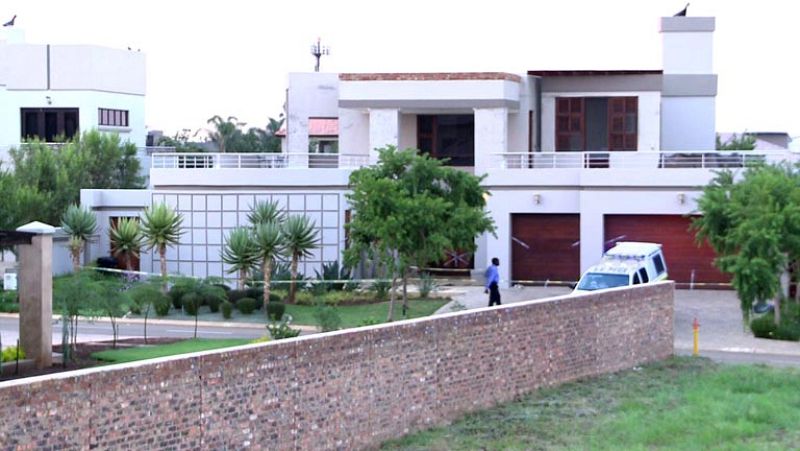 Encuentran un bate cubierto de sangre en casa de Oscar Pistorius