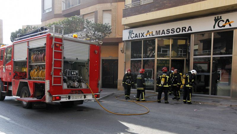 Una mujer en estado grave tras prenderse fuego en una sucursal bancaria de Almassora, en Castellón