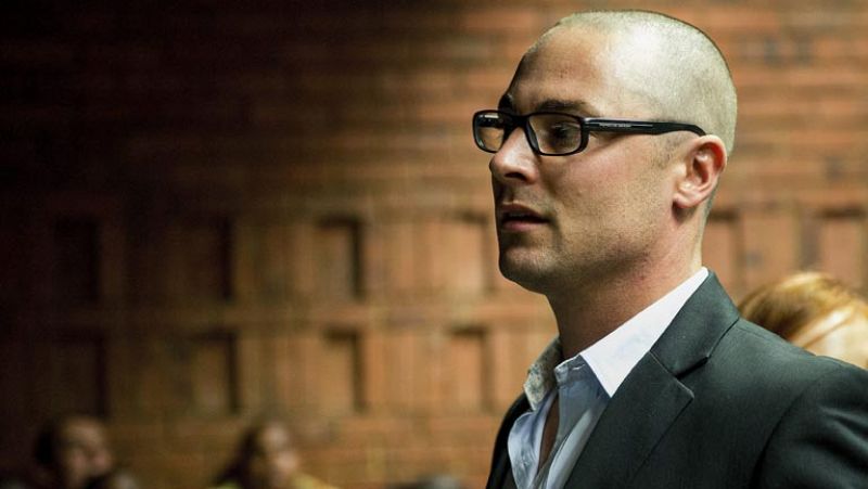El fiscal acusa formalmente a Pistorius del asesinato premeditado de su pareja