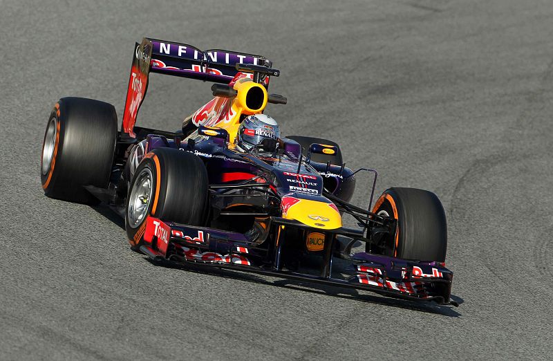 Vettel, el más rápido de la sesión matinal en Montmeló; problemas mecánicos para Alonso