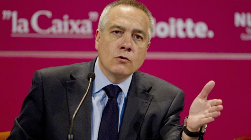 El líder del PSC pide la abdicación del rey para "una segunda transición" y el PSOE se desmarca