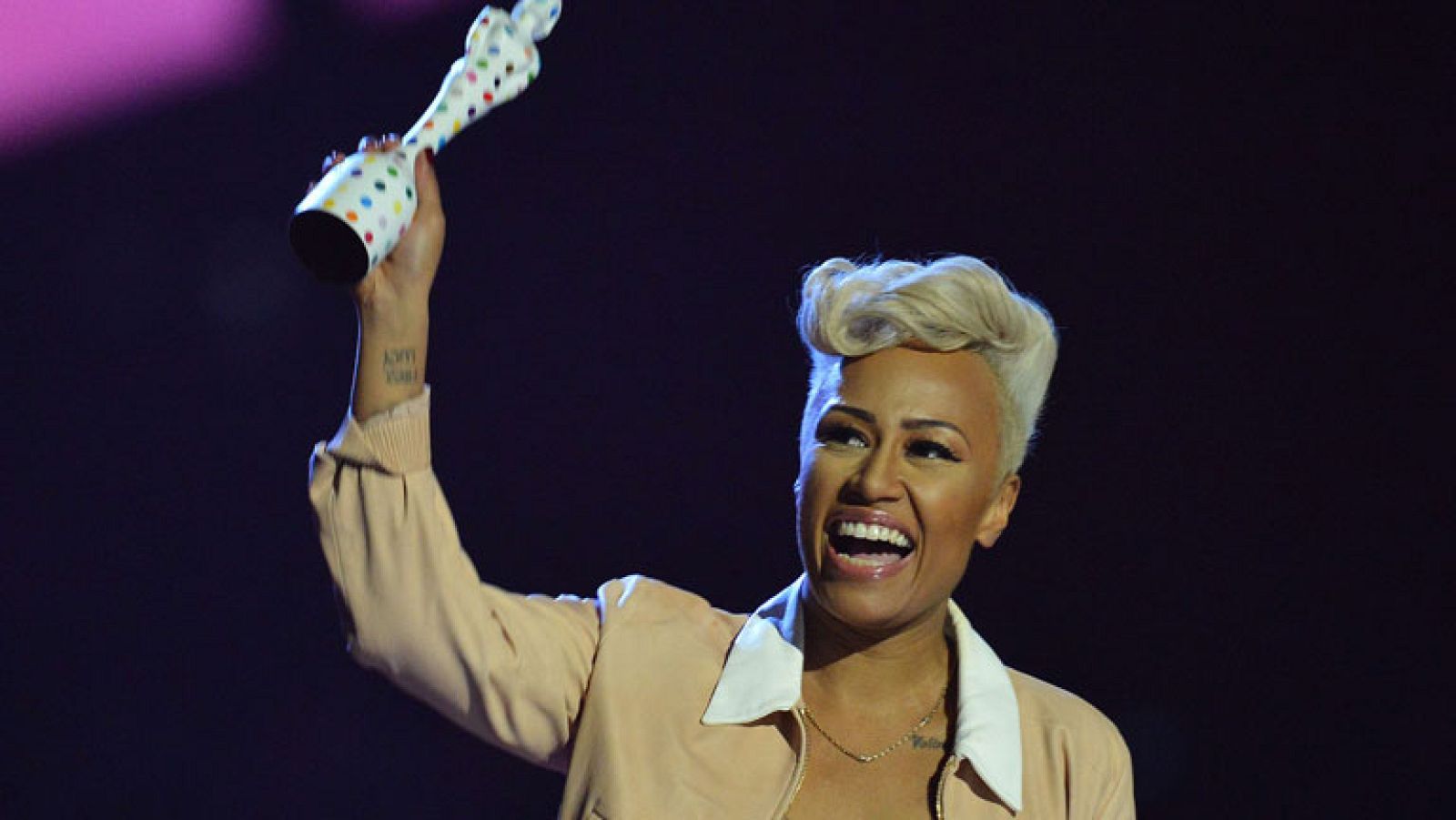 El soul de Emeli Sandé triunfa en los premios Brit | Ver