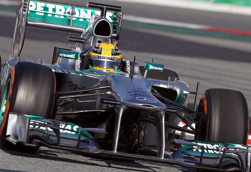 Hamilton manda en una lluviosa y accidentada sesión en Montmeló