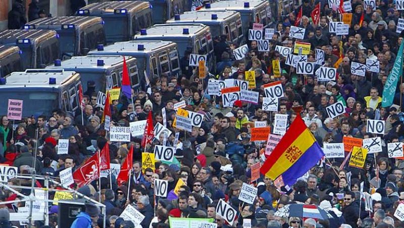"Mareas" de ciudadanos se manifiestan en España al grito de "sí se puede"