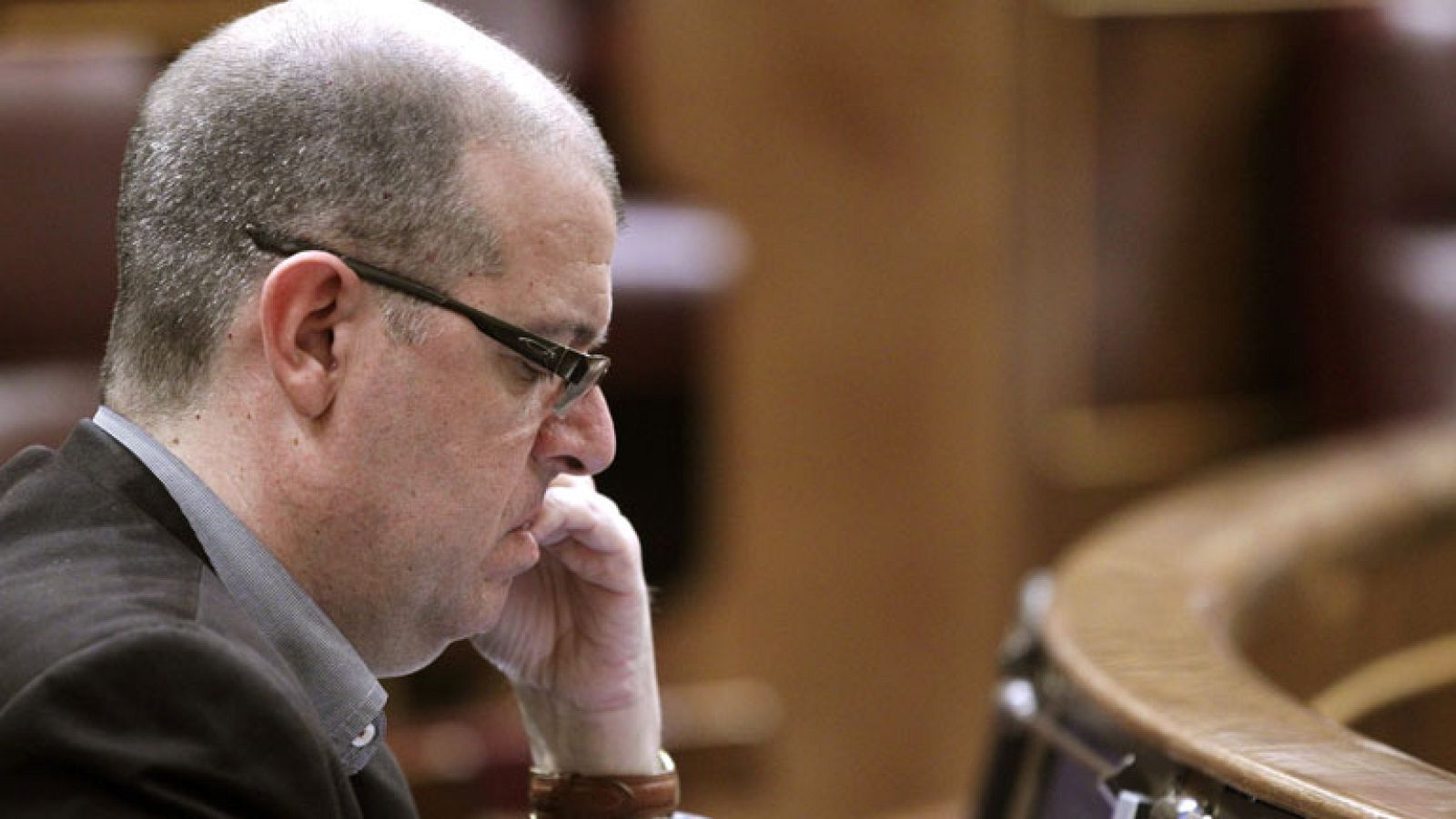 José Zaragoza deja la dirección del grupo y el PSOE multa a los 14 díscolos del PSC | Ver