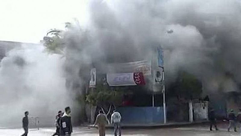 Un grupo de manifestantes incendian una antigua sede policial en el este de Egipto