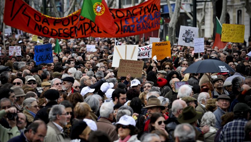 Cientos de miles de portugueses piden en Portugal la salida de la 'troika'