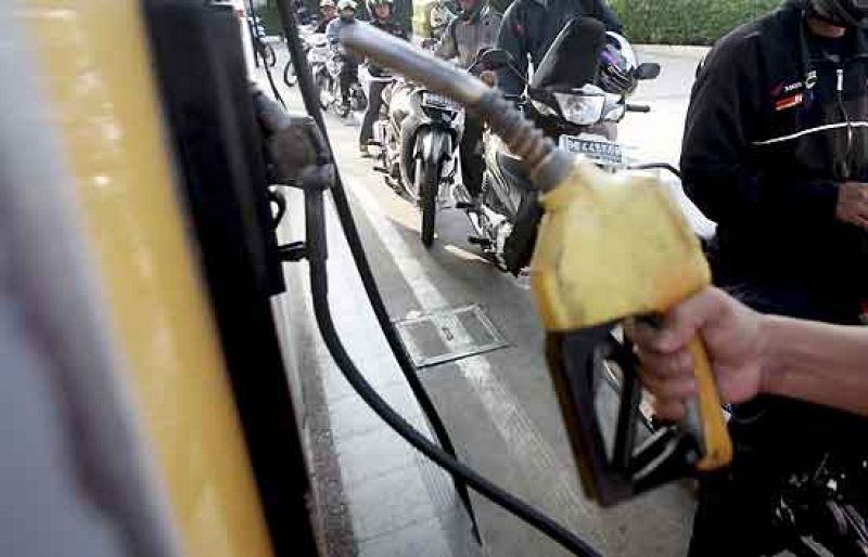 El gasóleo y la gasolina suman su quinto récord semanal y rompen la barrera de 1,2 euros por litro