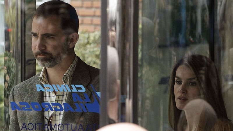 El rey seguirá ingresado una semana y su recuperación llevará entre dos y seis meses