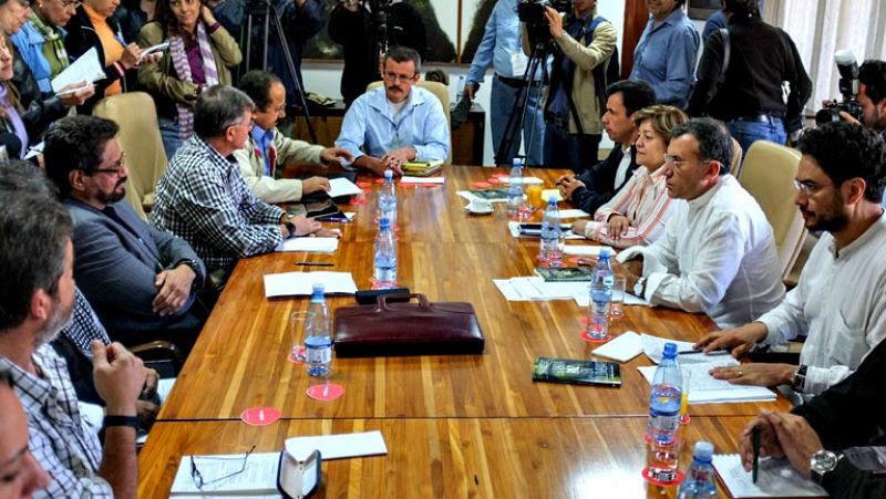 Un grupo de congresistas colombianos se reúnen con negociadores de las FARC en La Habana