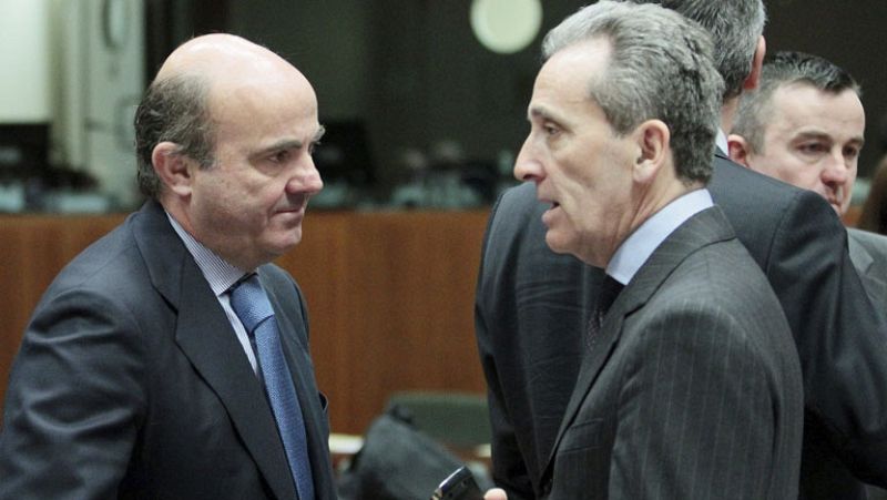 Bruselas insiste en que España debe subir impuestos y De Guindos descarta tocar el IVA
