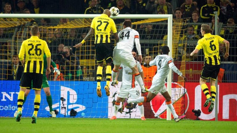 El Dortmund se mete en cuartos de final con una goleada