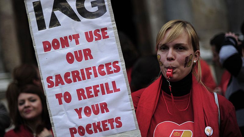 El mediador en el conflicto de Iberia propone la salida de 3.141 trabajadores de la empresa