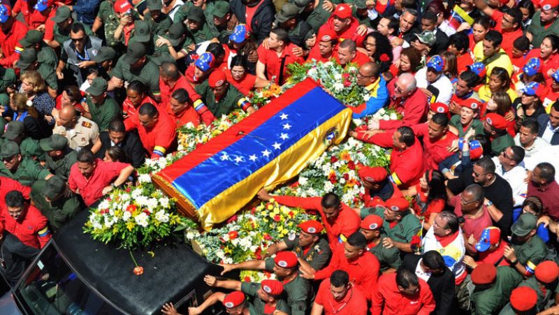 Una marea roja de venezolanos acompaña el féretro de Chávez en las calles de Caracas
