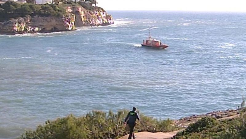 La mala mar dificulta la búsqueda de dos jóvenes arrastrados por el fuerte oleaje en Mallorca