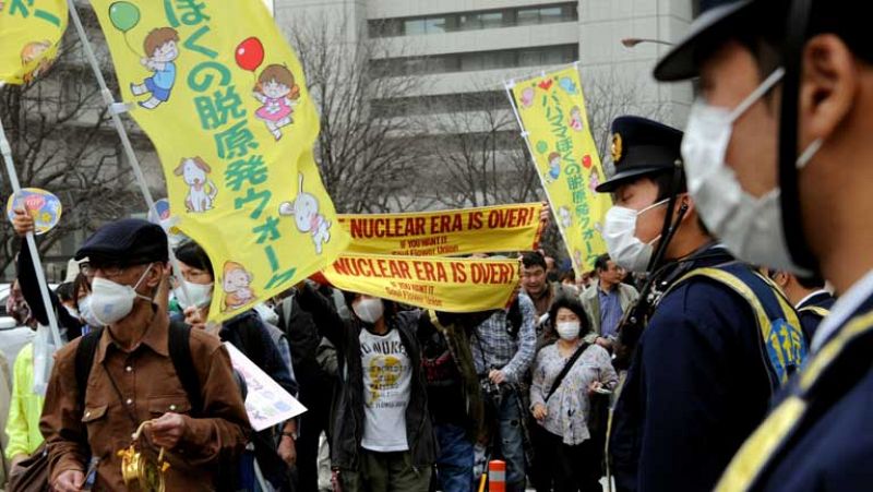 Miles de personas piden en Tokio el fin de la energía nuclear en Japón