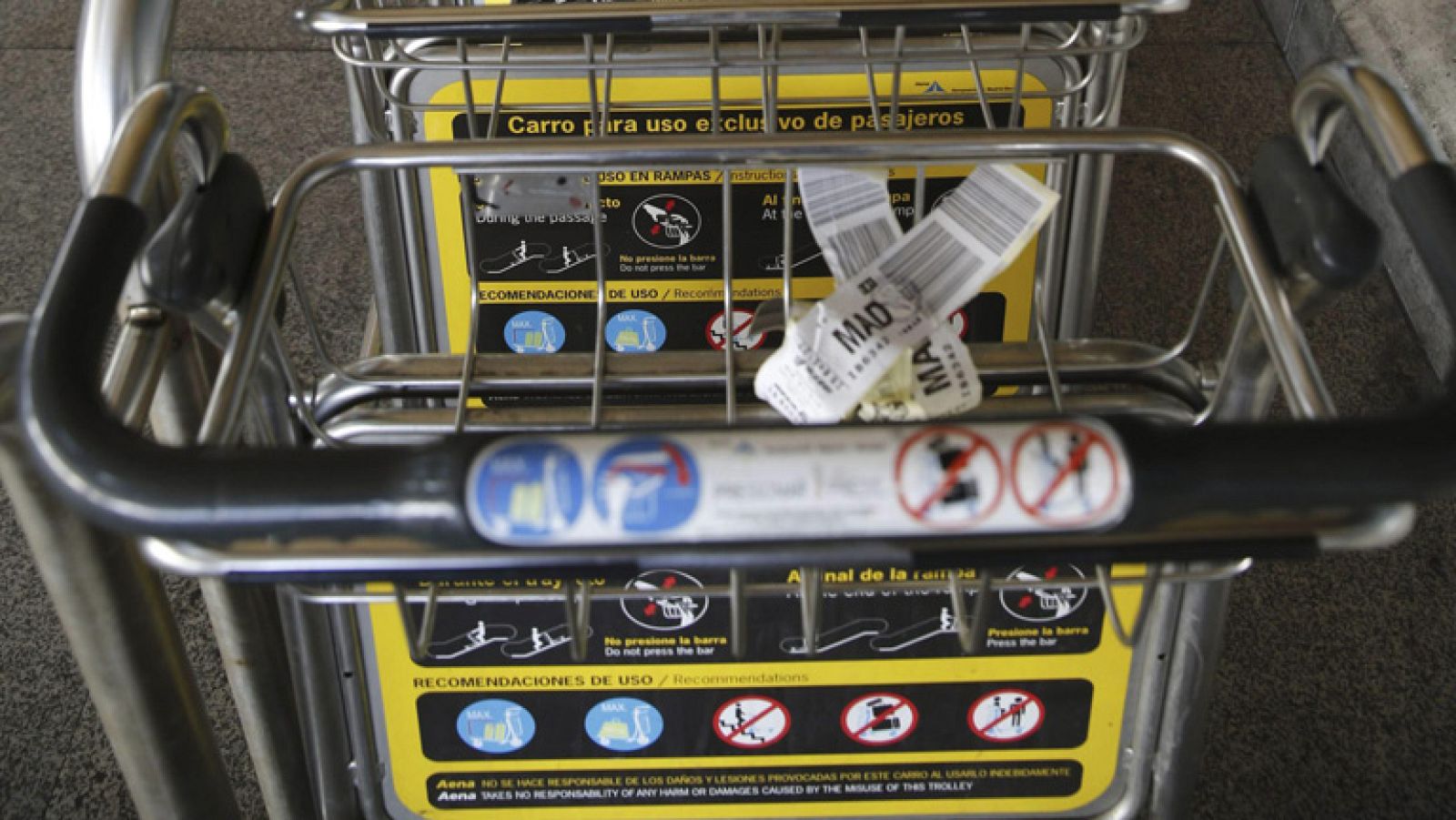 Aena cobrará un euro por usar los carros para equipajes en Barajas y otros seis aeropuertos | Ver